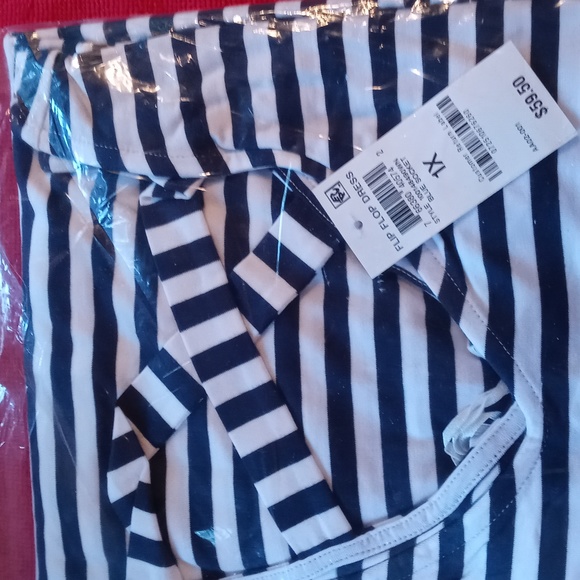 Dresses - Picture 7 of 8